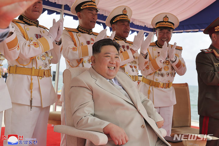 [평양=AP/뉴시스] 북한 조선중앙통신이 8일 제공한 사진에 지난 6일 열린 전술핵공격잠수함 '김군옥 영웅함' 진수식에 김정은 북한 국무위원장이 참석해 있다. 2023.09.08.