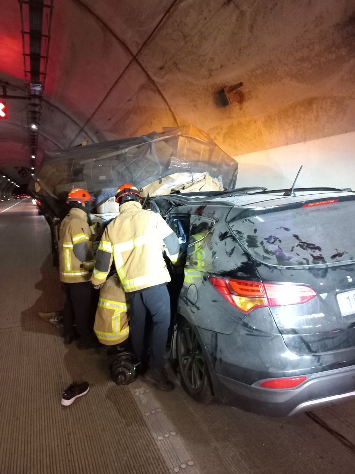 [대구=뉴시스] 7일 오후 11시22분께 대구시 군위군 상주영천고속도로 영천 방향 효령터널에서 SUV차량이 앞서가던 5t 트럭을 추돌했다. (사진=대구소방안전본부 제공) 2023.09.08. photo@newsis.com *재판매 및 DB 금지