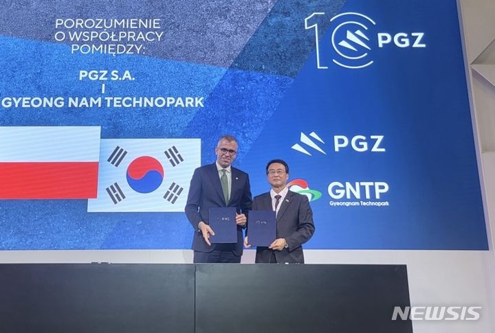 [창원=뉴시스] 홍정명 기자=경남테크노파크 노동우(오른쪽) 방위산업본부장이 지난 7일 폴란드 국제방위산업전시회(MSPO)에서 폴란드 국영 방산기업 PGZ(Polska Grupa Zbrojeniowa)그룹 관계자와 방산분야 업무협약을 체결하고 있다.(사진=경남테크노파크 제공) 2023.09.08. photo@newsis.com