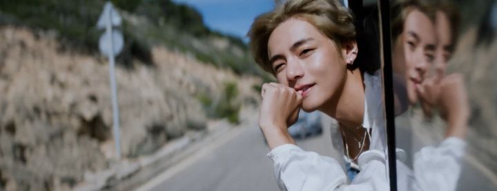 [서울=뉴시스] 방탄소년단 뷔 '슬로 댄싱' 뮤직비디오. (사진 = 빅히트 뮤직 제공) 2023.09.08. photo@newsis.com *재판매 및 DB 금지