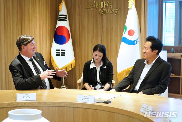 [서울=뉴시스]오세훈 서울시장이 8일 세계 3대 디자인 어워드로 꼽히는 '레드 닷'의 피터 젝 회장을 만나 "전 세계에 서울의 디자인 정체성을 알리겠다"고 말했다. (사진=서울시 제공). 2023.09.08. photo@newsis.com