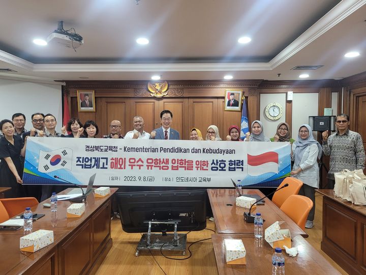 [안동=뉴시스] 경북교육청과 인도네시아 교육부 관계자들이 8일 인도네시아 교육부에서 직업계고 해외 우수 유학생 입학 사업을 위한 파트너십 협약을 체결하고 있다. (사진=경북교육청 제공) 2023.09.08. photo@newsis.com *재판매 및 DB 금지