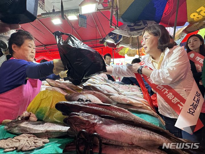 [대구=뉴시스] 정창오 기자=국민의힘 양금희 대구시당위원장이 8일 오전 대구칠성시장에서 ‘대한민국 수산대전-동행축제’에 동참해 장보기를 하고 있다(사진=국민의힘 대구시당 제공) 2023.09.08 photo@newsis.com