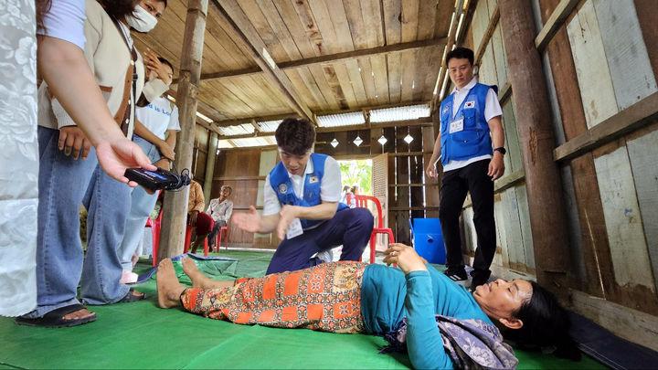 [캄보디아 캄퐁스퓨주=뉴시스] 맹대환 기자 = 아시아희망나무 해외봉사단이 8일 오전 캄보디아 캄퐁스퓨주 광주진료소 인근 마을에 이동진료소를 차리고 진료를 하고 있다. 2023.09.08. mdhnews@newsis.com *재판매 및 DB 금지