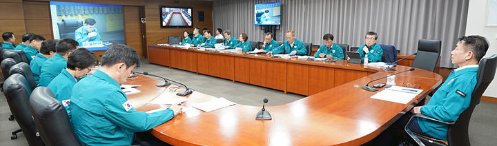 [서울=뉴시스] 한문희 한국철도공사(코레일) 사장이 8일 대전사옥에서 경영진 긴급 영상회의를 열고 전국철도노동조합이 오는 14일부터 예고한 총파업에 대비한 비상수송대책을 점검하고 있다. 2023.09.10. (사진=코레일 제공) photo@newsis.com *재판매 및 DB 금지