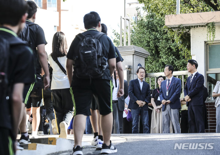 [서울=뉴시스] 김근수 기자 = 조희연 서울시교육감이 지난 8일 오전 서울 서대문구 연희중학교에서 등교 현장점검을 하고 있다. 2023.09.08. ks@newsis.com