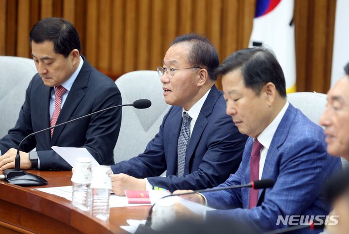 [서울=뉴시스] 조성봉 기자 = 윤재옥 국민의힘 원내대표가 8일 오전 서울 여의도 국회에서 열린 원내대책회의에서 발언하고 있다. 2023.09.08. suncho21@newsis.com