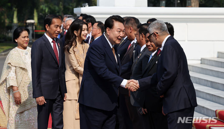 [자카르타=뉴시스] 전신 기자 = 윤석열 대통령과 부인 김건희 여사가 8일(현지시간) 자카르타 대통령궁에서 열린 공식환영식에서 조코 위도도 인도네시아 대통령과 부인 이리아나 위도도 여사와 함께 인도네시아 측 배석자들과 인사하고 있다. 2023.09.08. photo1006@newsis.com