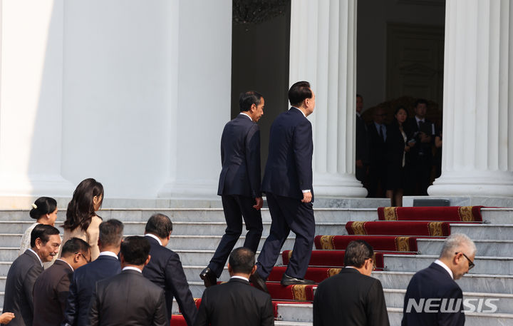 [자카르타=뉴시스] 전신 기자 = 윤석열 대통령과 부인 김건희 여사, 조코 위도도 인도네시아 대통령과 부인 이리아나 위도도 여사가 8일(현지시간) 자카르타 대통령궁에서 열린 공식환영식에서 국기에 대한 경례를 하고 있다. 2023.09.08. photo1006@newsis.com