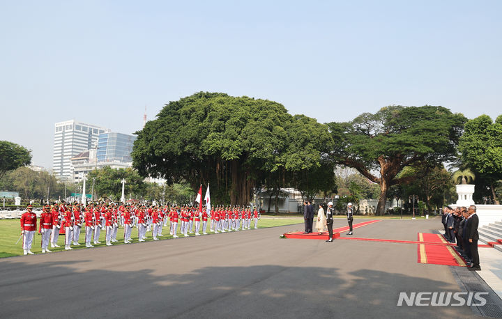 [자카르타=뉴시스] 전신 기자 = 윤석열 대통령과 부인 김건희 여사, 조코 위도도 인도네시아 대통령과 부인 이리아나 위도도 여사가 8일(현지시간) 자카르타 대통령궁에서 열린 공식환영식에서 국기에 대한 경례를 하고 있다. 2023.09.08. photo1006@newsis.com