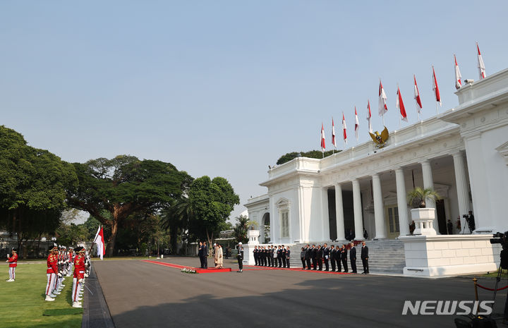 [자카르타=뉴시스] 전신 기자 = 윤석열 대통령과 부인 김건희 여사, 조코 위도도 인도네시아 대통령과 부인 이리아나 위도도 여사가 8일(현지시간) 자카르타 대통령궁에서 열린 공식환영식에서 국기에 대한 경례를 하고 있다. 2023.09.08. photo1006@newsis.com