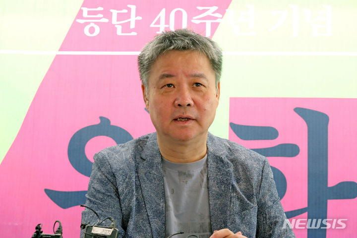 [서울=뉴시스] 박진희 기자 = '허삼관 매혈기' 작가 위화가 8일 서울 종로구 한 카페에서 등단 40주년 기자간담회를 하고 있다. 2023.09.08. pak7130@newsis.com