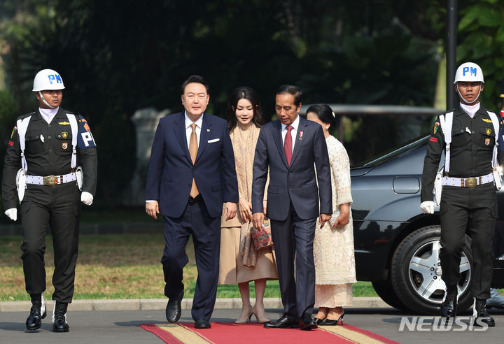 [자카르타=뉴시스] 전신 기자 = 윤석열 대통령과 부인 김건희 여사가 8일(현지시간) 자카르타 대통령궁에서 열린 공식환영식에서 조코 위도도 인도네시아 대통령과 부인 이리아나 위도도 여사와 함께 의장대 앞으로 이동하고 있다. 2023.09.08. photo1006@newsis.com