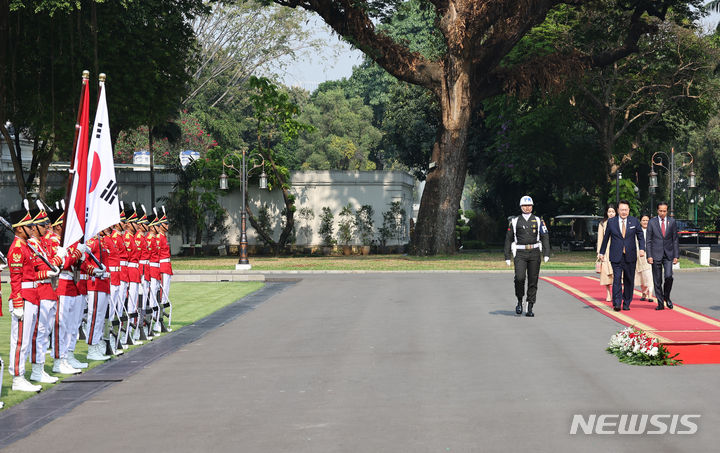 [자카르타=뉴시스] 전신 기자 = 윤석열 대통령과 부인 김건희 여사가 8일(현지시간) 자카르타 대통령궁에서 열린 공식환영식에서 조코 위도도 인도네시아 대통령과 부인 이리아나 위도도 여사와 함께 의장대 앞으로 이동하고 있다. 2023.09.08. photo1006@newsis.com