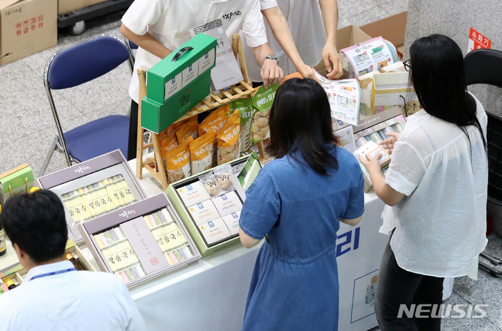 [서울=뉴시스] 이영환 기자 = 서울 여의도 국회 의원회관에서 열린 2023년 중증장애인생산품 국회 박람회에서 제품들이 판매되고 있다. 2023.09.08. 20hwan@newsis.com