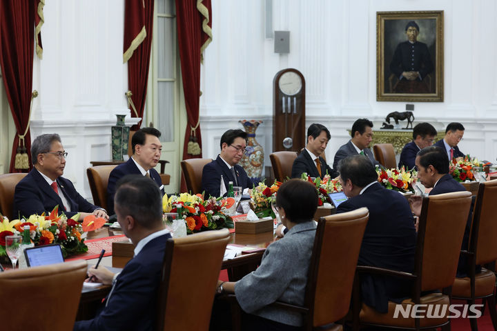 [자카르타=뉴시스] 전신 기자 = 윤석열 대통령이 8일(현지시간) 자카르타 대통령궁에서 조코 위도도 인도네시아 대통령과 한-인도네시아 확대 정상회담을 하고 있다. 2023.09.08. photo1006@newsis.com