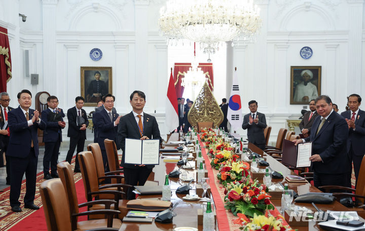 [자카르타=뉴시스] 전신 기자 = 안덕근 통상교섭본부장과 아이를랑가 하르타르토 인도네시아 경제조정부 장관이 8일(현지시간) 자카르타 대통령궁에서 윤석열 대통령과 조코 위도도 인도네시아 대통령이 임석한 가운데 열린 한-인도네시아 MOU 서명식에서 전기차 생태계 조성 협력 양해각서를 체결하고 있다. 2023.09.08. photo1006@newsis.com