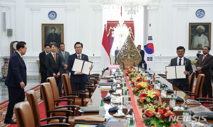 [자카르타=뉴시스] 전신 기자 = 정황근 농림축산식품부 장관과 샤룰 야신 림포 인도네시아 농업부 장관이 8일(현지시간) 자카르타 대통령궁에서 윤석열 대통령과 조코 위도도 인도네시아 대통령이 임석한 가운데 열린 한-인도네시아 MOU 서명식에서 농업기계화 및 농업기반시설 협력을 위한 파트너 기술약정 체결을 하고 있다. 2023.09.08. photo1006@newsis.com