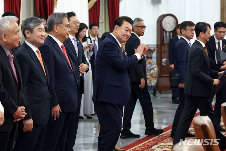 [자카르타=뉴시스] 전신 기자 = 윤석열 대통령이 8일(현지시간) 자카르타 대통령궁에서 열린 한-인도네시아 MOU 서명식에서 박수치고 있다. 2023.09.08. photo1006@newsis.com