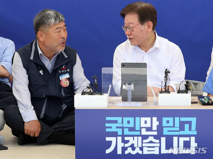 [서울=뉴시스] 이영환 기자 = 김동명 한국노총 위원장이 8일 오후 서울 여의도 국회 본청 앞 이재명 대표의 단식투쟁천막을 찾아 이 대표와 대화를 하고 있다. 2023.09.08. 20hwan@newsis.com