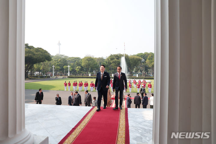 [자카르타=뉴시스] 전신 기자 = 윤석열 대통령과 조코 위도도 인도네시아 대통령이 8일(현지시간) 자카르타 대통령궁에서 열린 공식환영식에서 궁으로 입장하고 있다. (공동취재) 2023.09.08. photo1006@newsis.com