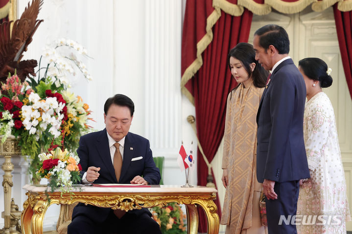 [자카르타=뉴시스] 전신 기자 = 윤석열 대통령이 8일(현지시간) 자카르타 대통령궁에서 방명록을 작성하고 있다. (공동취재) 2023.09.08. photo1006@newsis.com