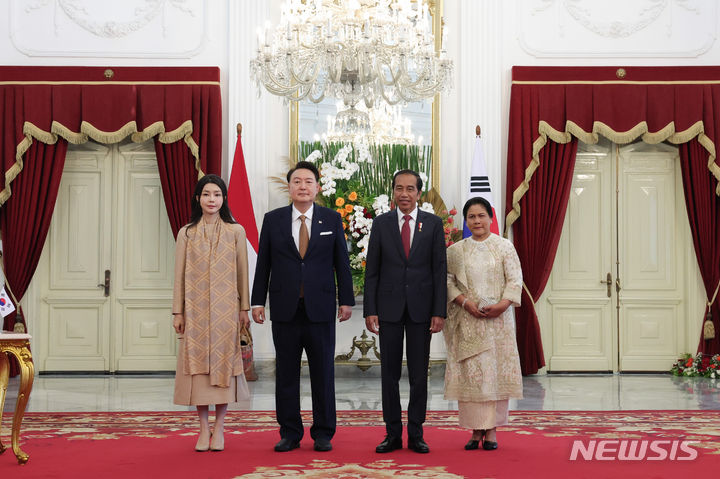 [자카르타=뉴시스] 전신 기자 = 윤석열 대통령과 부인 김건희 여사가 8일(현지시간) 자카르타 대통령궁에서 조코 위도도 인도네시아 대통령과 부인 이리아나 위도도 여사와 함께 기념촬영하고 있다. (공동취재) 2023.09.08. photo1006@newsis.com