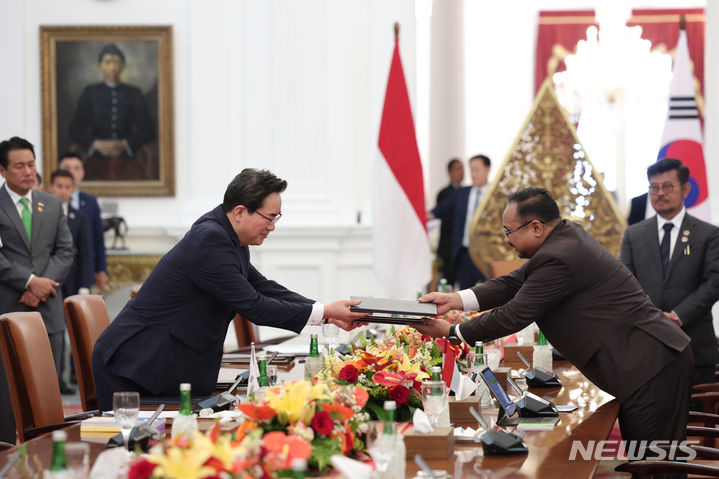[자카르타=뉴시스] 전신 기자 = 정황근 농림축산식품부 장관과 야쿳 초릴 쿠오마스 인도네시아 종교부 장관이 8일(현지시간) 자카르타 대통령궁에서 윤석열 대통령과 조코 위도도 인도네시아 대통령이 임석한 가운데 열린 한-인도네시아 MOU 서명식에서 할랄식품 협력에 관한 양해각서를 체결하고 있다. (공동취재) 2023.09.08. photo1006@newsis.com