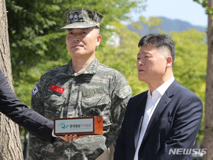 [과천=뉴시스] 김금보 기자 = 박정훈 전 해병대 수사단장(대령)이 8일 오후 경기 과천 고위공직자범죄수사처에서 고발인 조사 출석에 앞서 취재진의 질문을 받고 있다. 2023.09.08. kgb@newsis.com