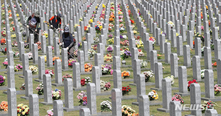 [대전=뉴시스] 강종민 기자 = 민족대명절 추석을 20여일 앞둔 2023년 9월 8일 대전시 유성구 국립대전현충원에서 직원들이 벌초를 하고 있다. 2025.05.28. ppkjm@newsis.com
