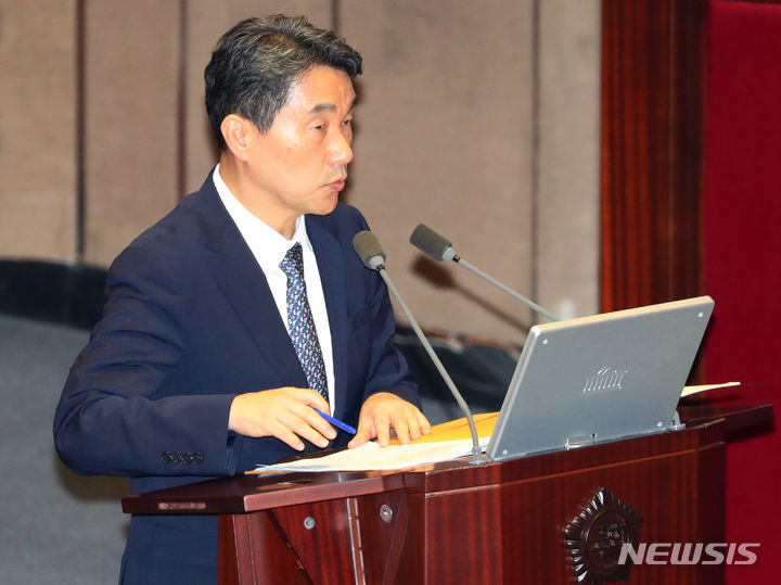 [서울=뉴시스] 추상철 기자 = 이주호 사회부총리 겸 교육부 장관이 지난 8일 오후 서울 여의도 국회 본회의장에서 열린 제410회국회(정기회) 5차 본회의 교육·사회·문화 분야 대정부 질문에서 질의에 답변하고 있다. 2023.09.08. scchoo@newsis.com