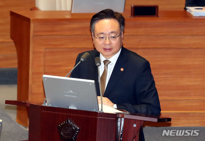[서울=뉴시스] 조성봉 기자 = 지난 2023년 9월 8일 오후 서울 여의도 국회 본회의장에서 열린 제410회국회(정기회) 5차 본회의 교육·사회·문화 분야 대정부 질문에서 조규홍 보건복지부 장관이 답변하는 모습 2023.09.08. suncho21@newsis.com