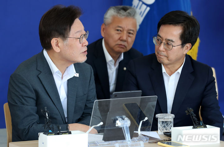 [서울=뉴시스] 이영환 기자 = 김동연 경기도지사가 국회 본청 앞 이재명 더불어민주당 대표의 단식 천막을 찾아 인사를 나누고 있다. 2023.09.08. 20hwan@newsis.com