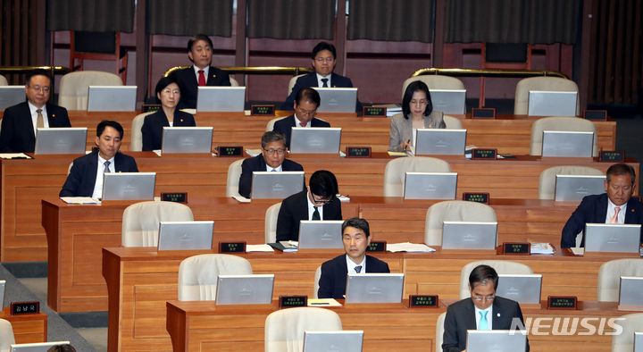 [서울=뉴시스] 조성봉 기자 = 8일 오후 서울 여의도 국회 본회의장에서 열린 제410회국회(정기회) 5차 본회의 교육·사회·문화 분야 대정부 질문에 한덕수 국무총리를 비롯한 장관 등이 참석해 있다. 2023.09.08. suncho21@newsis.com