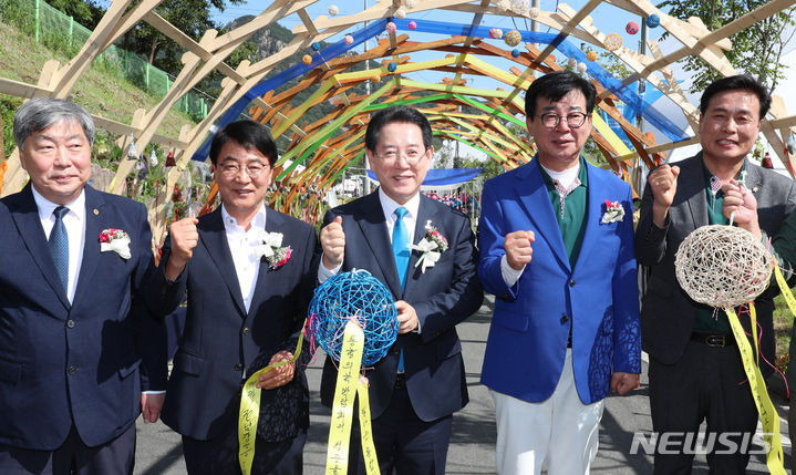 [장흥=뉴시스] 이창우 기자=김영록 전남도지사(가운데)가 8일 오후 장흥군 안양면에서치유와 힐링, 통합의학과 함께!라는 주제로 열린 2023 대한민국통합의학박람회 개막식에서 통합의학박람회 성공 기원 메시지를 적은 뒤 기념촬영을 하고 있다. (사진=전남도 제공) 2023.09.08. photo@newsis.com *재판매 및 DB 금지