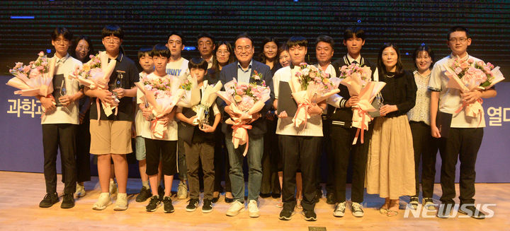 [전주=뉴시스] 김얼 기자 = 서거석 전북교육감이 8일 전북 전주시 전북어린이창의체험관에서 열린 제17회 전라북도 과학축전 개막식에 참석해 수상자들과 기념촬영을 하고 있다. 2023.09.08. pmkeul@nwsis.com