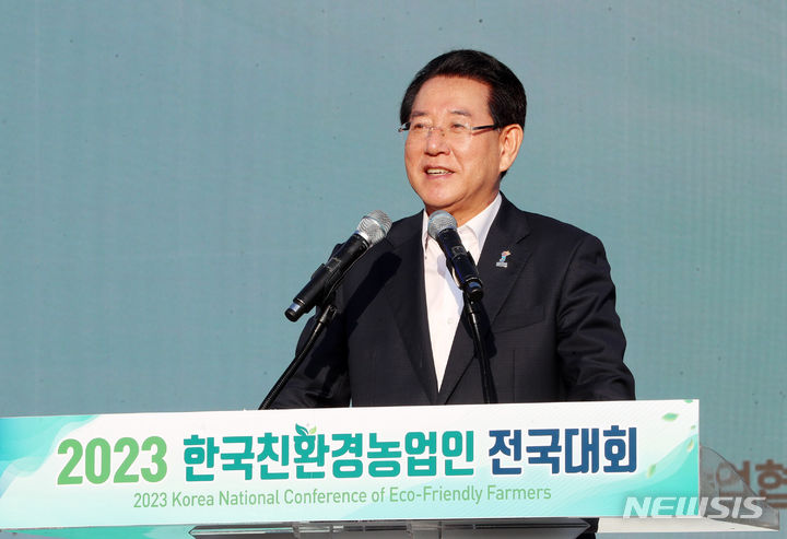 [해남=뉴시스] 이창우 기자=김영록 전남도지사가 8일 오후 해남 우슬경기장에서 열린 '2023 한국친환경농업인 전국대회'에서 환영사를 하고 있다.  (사진=전남도 제공) 2023.09.08. photo@newsis.com *재판매 및 DB 금지