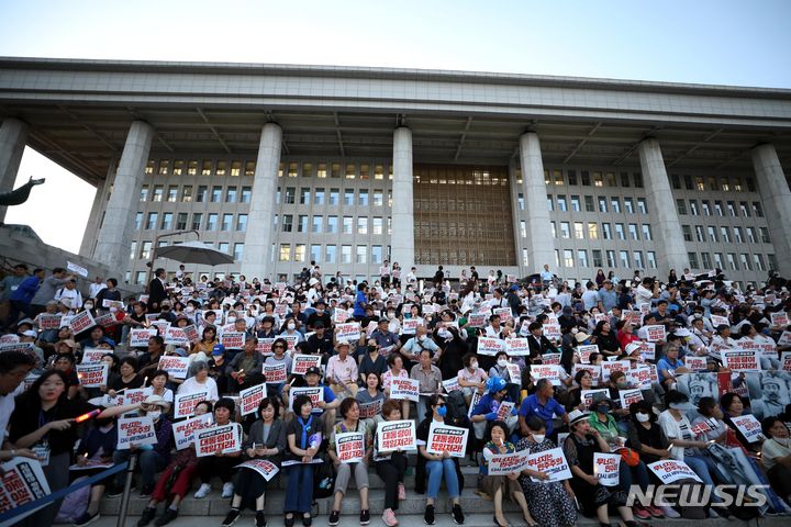 [서울=뉴시스] 조성봉 기자 = 8일 오후 서울 여의도 국회 본청 앞 계단에서 열린 제6차 윤석열 정권 폭정 저지·민주주의 회복 촛불 문화제에서 참가자들이 구호를  외치고 있다. 2023.09.08. suncho21@newsis.com