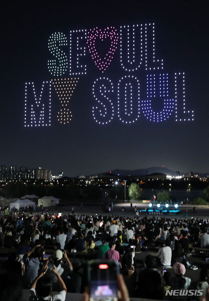 [서울=뉴시스] 조성우 기자 = 8일 오후 서울 광진구 뚝섬한강공원 수변무대에서 2023 한강 불빛 공연(드론 라이트 쇼)이 펼쳐지고 있다. 2023.09.08. xconfind@newsis.com
