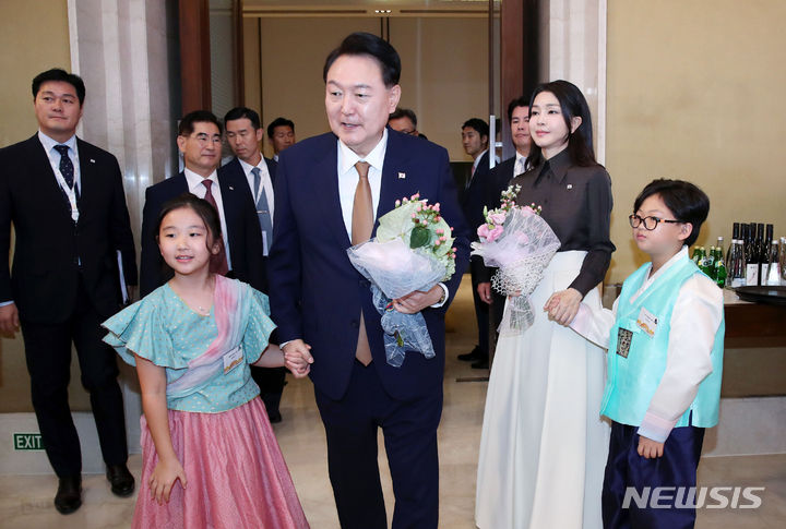 [뉴델리=뉴시스] 전신 기자 = G20 정상회의 참석차 인도를 방문한 윤석열 대통령과 부인 김건희 여사가 8일(현지시간) 뉴델리 시내 한 호텔에서 열린 인도 동포 초청 만찬 간담회에서 화동으로부터 꽃다발을 받은 뒤 이동하고 있다. 2023.09.09. photo1006@newsis.com