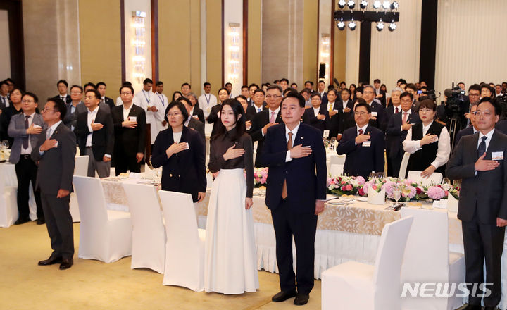 [뉴델리=뉴시스] 전신 기자 = G20 정상회의 참석차 인도를 방문한 윤석열 대통령과 부인 김건희 여사가 8일(현지시간) 뉴델리 시내 한 호텔에서 열린 인도 동포 초청 만찬 간담회에서 국기에 대한 경례를 하고 있다. 2023.09.09. photo1006@newsis.com