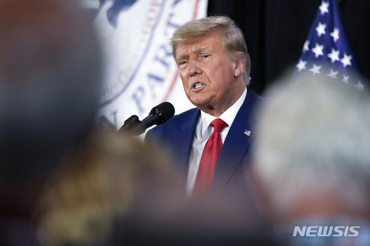 [엘크스 로지=AP/뉴시스] 도널드 트럼프 전 미국 대통령이 최근 조 바이든 대통령 탄핵 조사에 찬성하는 공화당 의원들과 사적으로 만나 의견을 교환했다고 폴리티코가 12일(현지시간) 보도했다. 사진은 지난 7월18일 아이오와주 엘크스 로지에서 유세하는 트럼프. 2023.9.13.