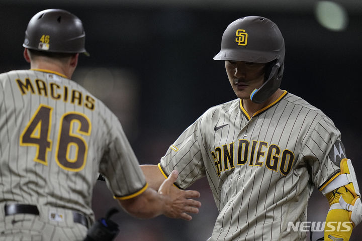 [휴스턴=AP/뉴시스] 샌디에이고 파드리스의 김하성(오른쪽)이 8일(현지시각) 미 텍사스주 휴스턴의 미닛 메이드 파크에서 열린 2023 메이저리그 휴스턴 애스트로스와의 경기 2회 초 2타점 적시타를 친 후 1루 주루 코치의 축하를 받고 있다. 2023.09.09.