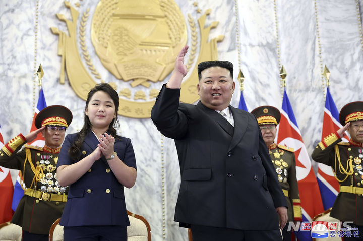 [평양=AP/뉴시스] 북한 조선중앙통신이 9일 제공한 사진에 김정은 북한 국무위원장과 딸 주애가 지난 8일 평양 김일성광장에서 열린 정권수립일 75주년(9·9절) 민방위 무력 열병식에 참석해 있다. 2023.09.09.