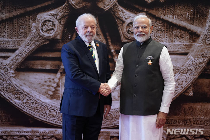 [뉴델리=AP/뉴시스] 나렌드라 모디(오른쪽) 인도 총리가 2023년 9월9일(현지 시간) 인도 뉴델리에서 열린 G20 정상회의에 참석하기 위해 바라트 만다팜 컨벤션센터에 도착한 루이스 이나시우 룰라 다시우바 브라질 대통령과 악수하고 있는 모습. 2025.08.08.