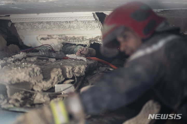 [마라케시=AP/뉴시스]9일(현지시간) 모로코 마라케시 인근 마을에서 구조 작업이 진행 중인 가운데, 무너진 건물 잔해 사이로 한 사람의 발이 보이고 있다. 2023.09.09. 