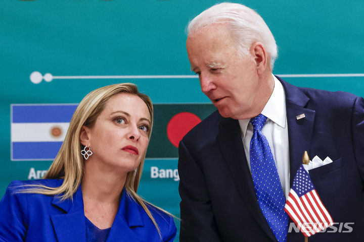 [뉴델리=AP/뉴시스] 이탈리아가 중국에 '일대일로' 참여 중단을 공식 통보했다. 이탈리아는 일대일로 구상 탈퇴 후 미국이 대항마로 내놓은 '인도-중동-유럽 경제회랑(IMEC) 구상'에 참여할 예정으로 알려졌다. 지난 9월9일자 사진에서 조르자 멜로니(왼쪽) 이탈리아 총리가 조 바이든 미 대통령과 인도 뉴델리 G20 정상회의에서 대화를 하고 있다. 2023.12.07.