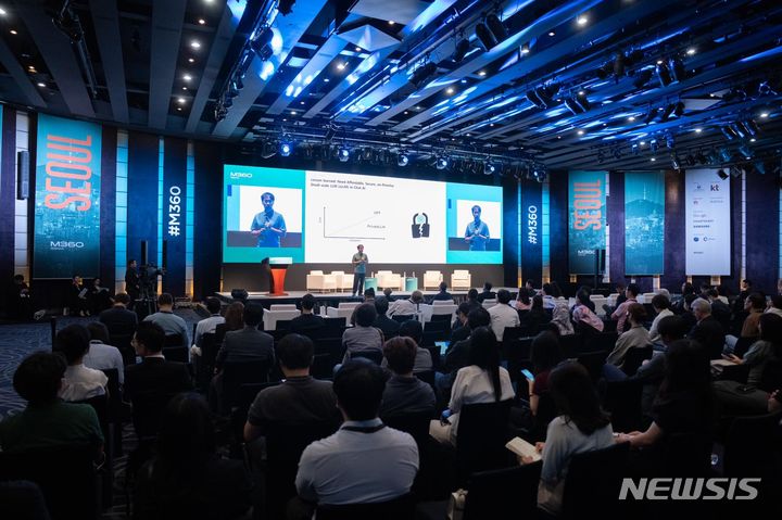 [서울=뉴시스]KT가 국내 AI 스타트업 ‘업스테이지’와 ‘콴다’에 200억원 규모의 지분투자와 함께 전략적 파트너십을 체결했다고 10일 밝혔다. 사진은 지난 7일 서울 중구 웨스틴조선호텔에서 열린 M360 APAC 콘퍼런스에서 KT를 비롯한 업계 전문가들과 함께 AI 세션에 참여한 김성훈 업스테이지 대표가 발표하고 있는 모습. (사진=KT 제공)