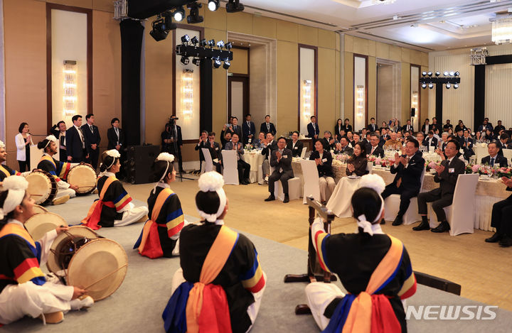[뉴델리=뉴시스] 전신 기자 = G20 정상회의 참석차 인도를 방문한 윤석열 대통령과 부인 김건희 여사가 8일(현지시간) 뉴델리 시내 한 호텔에서 열린 인도 동포 초청 만찬 간담회에서 주인도한국문화원 사물놀이팀의 문화공연을 관람하고 있다. (공동취재) 2023.09.09. photo1006@newsis.com
