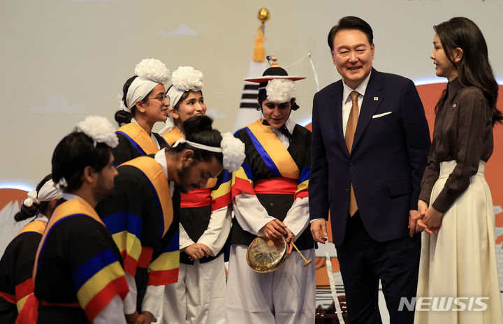 [뉴델리=뉴시스] 전신 기자 = G20 정상회의 참석차 인도를 방문한 윤석열 대통령과 부인 김건희 여사가 8일(현지시간) 뉴델리 시내 한 호텔에서 열린 인도 동포 초청 만찬 간담회에서 공연을 선보인 주인도한국문화원 사물놀이팀과 기념촬영하고 있다. (공동취재) 2023.09.09. photo1006@newsis.com